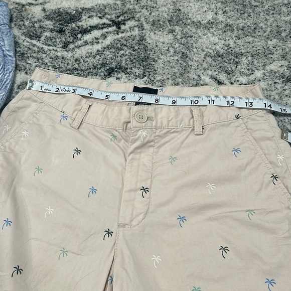 2 pairs of men’s shorts, Size Medium , H&M, and Essex Crossing - Picture 6 of 13